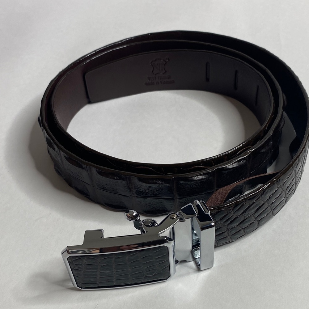 Elegant Black Crocodile-Embossed Leather Belt with Silver Buckle